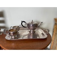 Vintage Viking Silberplatte Ep Kupfer Teekanne Mit Zucker & Milchkännchen Set Made in Canada Rechteckiger Tablett Vintage Viking Silberplatte Ep Kupfer Teekanne Mit Zucker & Milchkännchen Set Made in Canada Rechteckiger Tablett von SeasideStudioPEI