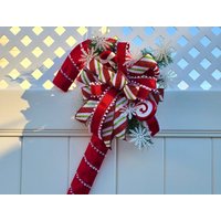 Zuckerstange Weihnachtskranz, Dekor, Weihnachtsdekoration, Winterkranz, Türschild, Weiße Schneeflocken von SeasonalWhimzy