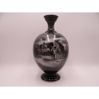 Antike Royal Worcester Schwarz Und Weiß Cottages Vase - "Mary Claudes Cottage, Aus Dem Osten" Form 1846 Antike Royal Worcester Schwarz Und Weiß Cottages Vase - "Mary Claudes Cottage, Aus Dem Osten" Form 1846 von SecondWindShop