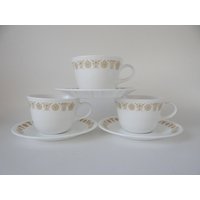 Satz Von Drei Vintage Corelle Corelleware Schmetterling Gold Tassen Und Untertassen - Standard Behandelt Spiele Pyrex Stücke Satz Von Drei Vintage Corelle Corelleware Schmetterling Gold Tassen Und Untertassen - Standard Behandelt Spiele Pyrex Stücke von SecondWindShop