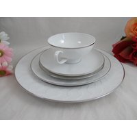 Vintage Mid Century Modern Rosenthal Lotus Platin 5 Stück Platz Einstellung - Modern 6 Verfügbar von SecondWindShop