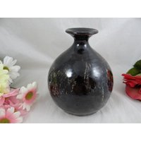 Wunderschöne Dunkelbraune Tropfglasur Bud Vase Künstler Signiert Wunderschöne Dunkelbraune Tropfglasur Bud Vase Künstler Signiert von SecondWindShop