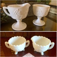 Footed Creamer Zuckerdose Weiß Imperial Glas Geprägte Trauben Milchkrug Frühstück Gewürz Cottage Küche Vintage Kaffee Servieren von SecretBelladonna