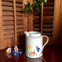 Gartenblumen Tulpen Krug Porzellan Milch Sahnekännchen Karaffe Moderne Küche Hochzeit Geschenk Midcentury Regal Dekor Tablett Retro Kaffee von SecretBelladonna