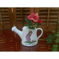 Gießkanne Porzellan Mini Blumenvase Planter Girl Joan Walsh Anglund 1975 Kunst Pot Weiß Garten Terrasse Regal Kinder Dekor Valentine Geschenk von SecretBelladonna