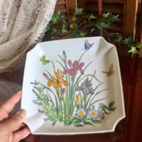 Iris Blumengarten Schmetterling Tablett Porzellan Kunst Servierquadrat Teller Fine China Gold Handgemalter Blumenstrauß Vintage Platter Dekor Japan von SecretBelladonna