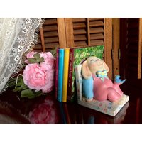 Osterhase Kaninchen Kinder Buchstütze Rosa Tier Regal Statue Märchen Skulptur Dekor Bücherwurm Schreibtisch Geschenk Lehrer Bibliothekar von SecretBelladonna