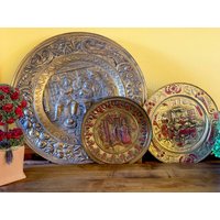 Vergoldete Metall Wandplatte England Platte Repousse Chased Art Vintage Geprägte Metallarbeit Große Runde Tablett Galerie Antik Gold Verschnörgelt Vergoldete Metall Wandplatte England Platte Repousse Chased Art Vintage Geprägte Metallarbeit Große Runde Tablett Galerie Antik Gold Verschnörgelt von SecretBelladonna