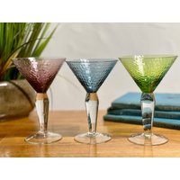 Verschiedene Farben Glas Martini Getränkeset Texturierte Kegel Footed Art-Deco-Bar Trinkgeschirr Mixed Cocktailparty Getränke Servier Brautdusche Verschiedene Farben Glas Martini Getränkeset Texturierte Kegel Footed Art-Deco-Bar Trinkgeschirr Mixed Cocktailparty Getränke Servier Brautdusche von SecretBelladonna