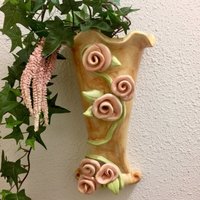 Wandtasche Wandvase Aus Porzellan Rosa Rosen Vase Keramik Hängegefäß Bio-Keramik Künstler Signiert Gewellt Relief Handgeformt Floral Verzierten von SecretBelladonna