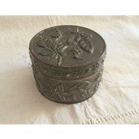 Alte Eisendose/Dekor Aus Blumen Und Blättern Im Relief Silberfarbene Vintage-Box von SecretsdeMansarde