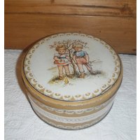 Alte Maßgeschneiderte Eisenbox/Spitze Und Blauer Liberty-stoff von SecretsdeMansarde