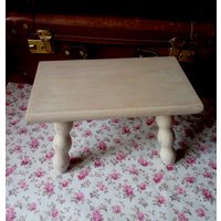 Kleiner Vintage Patinierter Holzhocker/Antiker Hocker Fußstütze Rechteckiger von SecretsdeMansarde