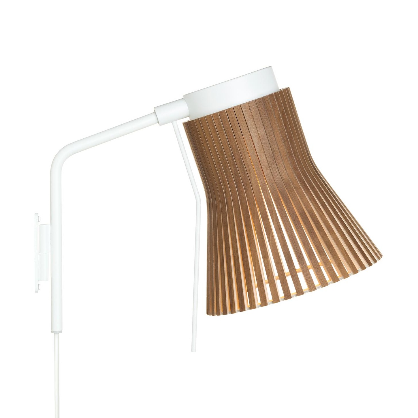 Secto Design - Petite 4630 Wandleuchte - walnuss natur/Furnier/inkl. LED-Birne 3000K/470lm/Gestell weiß lackiert/Kabel weiß von Secto Design