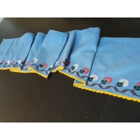 Kreuzstich Nelke Blau Tischläufer Lang, Vintage Hand Bestickt Deckchen /, Bestickte Baumwolle Overlay, Geschenk Für Oma von SedasVINTAGES