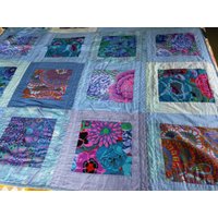 Verkauft Blaublaue Patchworkdecke, Handgefertigt Aus Designerstoffen von SeeSAWDesignsBySue