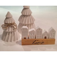 Deko Holzblock Mit Mini Häuschen Weiß Gips Häuser Skandi Winter Weihnachtsdeko Modern Handgemacht Tablett Geschenk Deko Holzblock Mit Mini Häuschen Weiß Gips Häuser Skandi Winter Weihnachtsdeko Modern Handgemacht Tablett Geschenk von SeelenGussGipsdesign