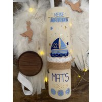 Taufkerze 25cm Groß Cremefarben Oder Grau Rustikal Mit Einem Segelboot Und Walnuss-Holz Kerzenteller Taufkerze 25cm Groß Cremefarben Oder Grau Rustikal Mit Einem Segelboot Und Walnuss-Holz Kerzenteller von SegenRegen