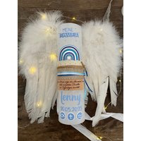 Taufkerze Groß Weiß Rustikal Mit Blauen Regenbogen Und Taufspruch Auf Holzfurnier von SegenRegen