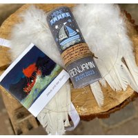Taufkerze "Mit Jesus in Einem Boot", Lavendelgrau Oder Weiß Rustikal Mit Taufspruch Auf Holzfurnier Und Kleinem Buch von SegenRegen