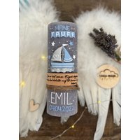 Taufkerze "Mit Jesus in Einem Boot", Lavendelgrau Oder Weiß Rustikal Mit Taufspruch Auf Holzfurnier Und Passendem Caketopper Taufkerze "Mit Jesus in Einem Boot", Lavendelgrau Oder Weiß Rustikal Mit Taufspruch Auf Holzfurnier Und Passendem Caketopper von SegenRegen