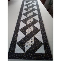 Patchwork Tischläufer Weihnachten 1, 18 X 0, 32 M Weiß, Blau, Gold, Gequiltet, Baumwolle Patchwork Tischläufer Weihnachten 1, 18 X 0, 32 M Weiß, Blau, Gold, Gequiltet, Baumwolle von Seibagmacht