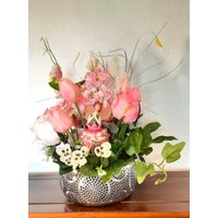 Blumengesteck Mit Rosa Blumen Frühling in Silber-Farbenden Schale Und Elfe Aus Glas Blumengesteck Mit Rosa Blumen Frühling in Silber-Farbenden Schale Und Elfe Aus Glas von SeidenblumenDesigns
