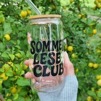 Sommerleseclub Trinkglas Mit Deckel 500Ml | Bedruckt Uv Dtf Folie Geschenk Für Leseratten & Bücherwürmer Glas Strohhalm von SeitenweiseSchoenes