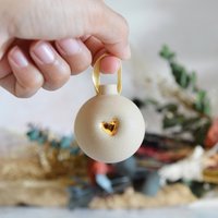 Kleine Pastell Keramik Christbaumkugel Mit Goldprägung Herz Und Band, Christbaumkugel, Weihnachtsbaum Dekoration, Weihnachten von SejalCeramics