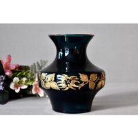 Vintage Grüne Glasvasen Mit Vergoldeten Blumen Wohnkultur Tischdekor Farbiges Glas Vintage Grüne Glasvasen Mit Vergoldeten Blumen Wohnkultur Tischdekor Farbiges Glas von SekulidisAntiques