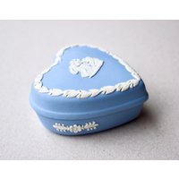 Vintage Kleine Porzellan Schmuckschatulle Form Des Herzens Wedgwood Frauen Geschenk Trinkets Box von SekulidisAntiques