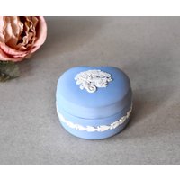 Vintage Porzellan Schmuckschatulle Wedgwood Frauen Geschenk Trinkets Box von SekulidisAntiques