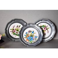 Vintage Set Von Drei Porzellan Teller Mit Zink Rahmen Wand Dekor Handbemalt Wohnkultur Blumen von SekulidisAntiques