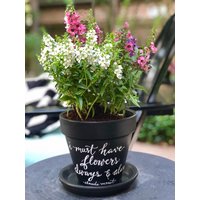 Kreidetafel Gemalter Kalligraphie-Blumentopf/Untertasse - "I Must Have Flowers Immer & Claude Monet" 15, 5 cm Topf von SelahGraceDesigns