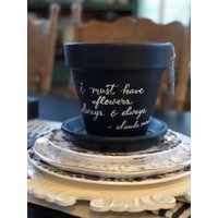 Kreidetafel Gemalter Kalligraphie-Blumentopf/Untertasse - "I Must Have Flowers Immer & Claude Monet" 15, 5 cm Topf von SelahGraceDesigns