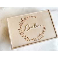 Erinnerungskiste Mit Kranz Gravur + 3D Namen | Erinnerungsbox Zur Geburt/Baby Personalisierte Holzkiste Schiebedeckel Oder Als Truhe von SelfmadeStudioDe