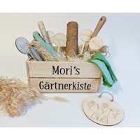 Gartenkiste Mit Namen | Personalisierter Aufkleber/Holz Geschenkkiste Diy Geschenk Zum Einzug Selbst Befüllen Werkzeugbox Gärtnerkiste von SelfmadeStudioDe