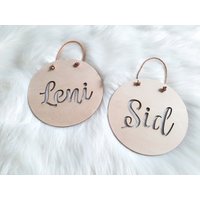 Holzschild Mit Namen Geschwungen - Namensschild Aus Holz Name Ausgestanzt Rund Größe 15 Or 20 cm Personalisiertes Schild Wunschname von SelfmadeStudioDe