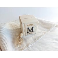 Holzspardose Mit Name Und 3D Initiale | Personalisierte Holz-Spardose Schloss Holzwürfel Spardose Wunschnamen Blumenranken Motiv von SelfmadeStudioDe