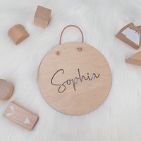 Namensschild Rund Aus Holz - Kinderzimmer Türhänger Mit Name Ausgestanzt, Holzschild Lederband Personalisiertes Türschild Zum Aufhängen von SelfmadeStudioDe