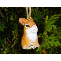 Handgefertigte Holz Kaninchen Ornament Hängende Häschen Figur Handgefertigte Holz Kaninchen Ornament Hängende Häschen Figur von Selsela