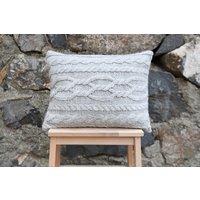 Zopfmuster Kissenbezug, Strukturierter Rustikaler Häkelkissenbezug, Strickkissenbezug, Silber von SenamonAccessories