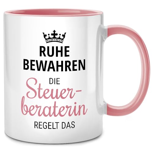 Seness Ruhe bewahren die Steuerberaterin regelt das Tasse, Steuerberater Geschenk lustig, Abschiedsgeschenk Kollegen Jobwechsel, Kollegin Geschenke Abschied, Team Büro Arbeit, Buchhalter Beamte von Seness