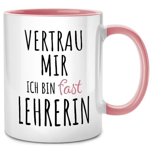 Seness Vertrau mir ich bin fast Lehrerin Tasse, Lehrer Geschenk, Beste lustige Studentin, Lehramt Studium, Referendar Student, Beamter auf Lebenszeit, Beamte Verbeamtung Referendariat Kollegin von Seness