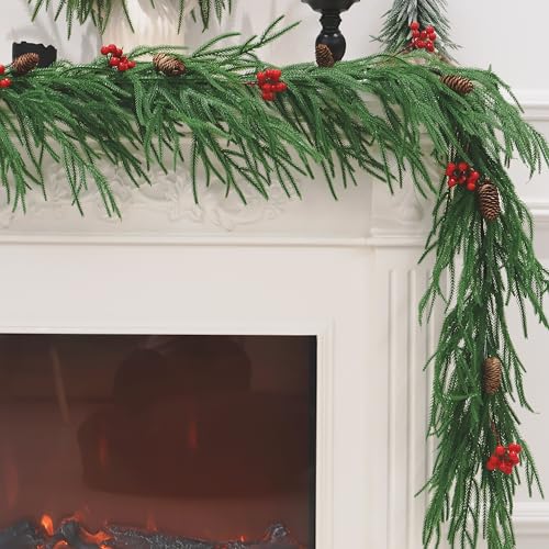 Norfolk Weihnachtsgirlande, fühlt sich echt an, realistische grüne Girlande mit Tannenzapfen und Beeren für Kaminsims, Kamin, Treppen, Innen- und Außendekoration Norfolk Weihnachtsgirlande, fühlt sich echt an, realistische grüne Girlande mit Tannenzapfen und Beeren für Kaminsims, Kamin, Treppen, Innen- und Außendekoration von Senjie