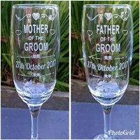 Mutter & Vater Des Bräutigams Gravierte Champagnerflöten - Personalisiert Mit Datum Hochzeitstag Handgemacht Mutter & Vater Des Bräutigams Gravierte Champagnerflöten - Personalisiert Mit Datum Hochzeitstag Handgemacht von SentimentsGifts1