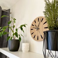 Eiche Holz Wanduhr Gravur Laser Cut Dekorative Holzuhr Wandbehang Home Moderne Uhr | Dicke 4 Mm von SentopEU