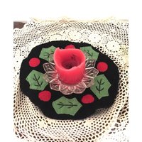 stechpalme Und Beeren Weihnachtskerze Mat von SeptemberStitchery