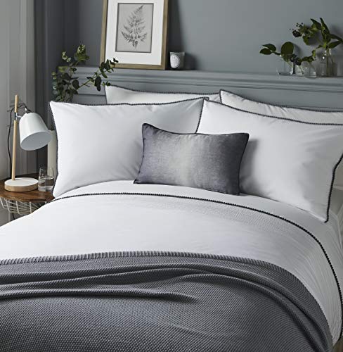 "Pom Pom" Stoffdetails horizontale Zeilen und Pom Poms Bettbezug Set, weiß Polyester-, grau Pom Poms, Super King Size "Pom Pom" Stoffdetails horizontale Zeilen und Pom Poms Bettbezug Set, weiß Polyester-, grau Pom Poms, Super King Size von laqula
