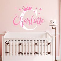 Wandtattoo Baby-Krone Mit Name Und Für Mädchen Junge Wandtattoo Baby-Krone Mit Name Und Für Mädchen Junge von SereneWallpaper